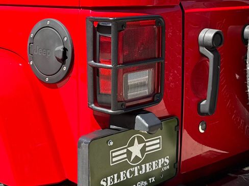 Used 2018 Jeep Wrangler Unlimited Sahara AWD/4WD image 7