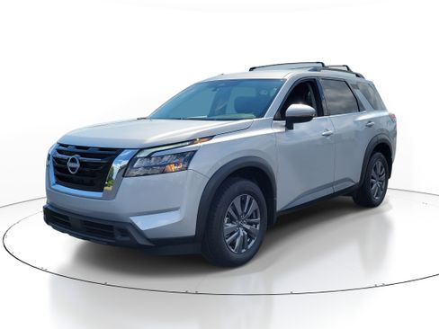 Used 2025 Nissan Pathfinder SV image 2