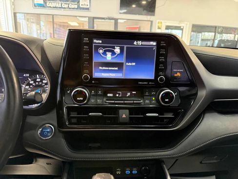 Used 2022 Toyota Highlander XLE AWD/4WD image 17