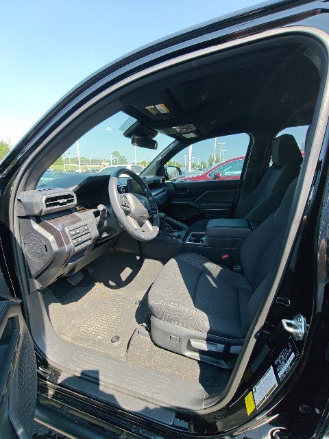 Used 2025 Toyota 4Runner SR5 AWD/4WD image 4