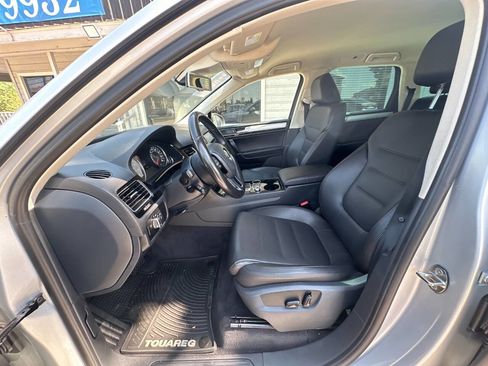 Used 2016 Volkswagen Touareg Sport image 16
