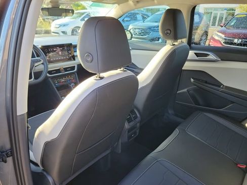 Certified 2025 Volkswagen Taos SE w/ Panoramic Sunroof Package FWD image 9