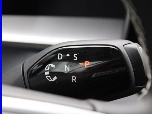 Used 2025 Volkswagen Tiguan SE image 31