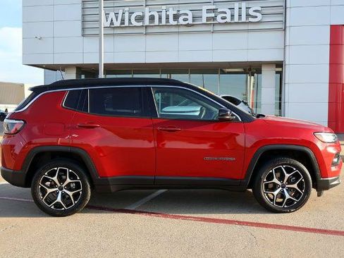 Used 2025 Jeep Compass Limited AWD/4WD image 5
