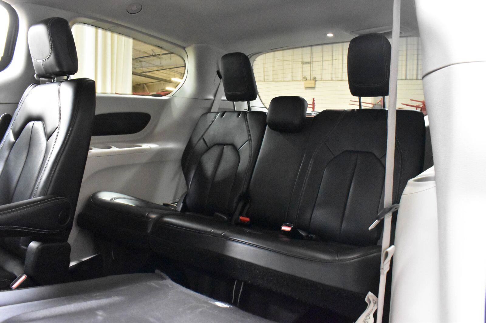 Used 2023 Chrysler Pacifica Touring-L FWD image 5