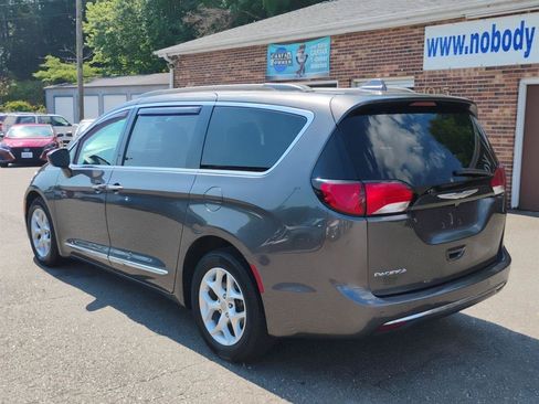 Used 2017 Chrysler Pacifica Touring-L w/ Tire & Wheel Group FWD image 7