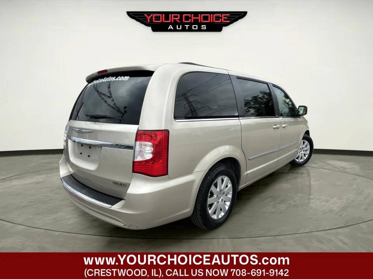Used 2014 Chrysler Town & Country Touring FWD image 5