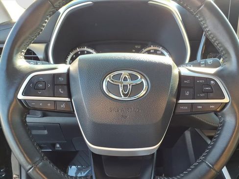 Used 2024 Toyota Highlander XLE image 25