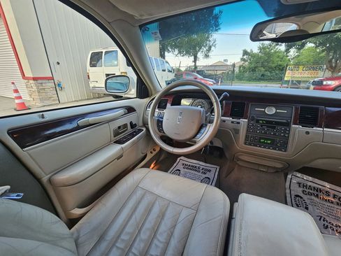 Used 2005 Lincoln Town Car Signature RWD image 26