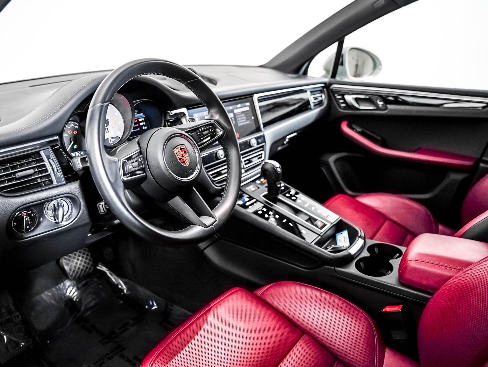 Certified 2023 Porsche Macan S AWD/4WD image 4