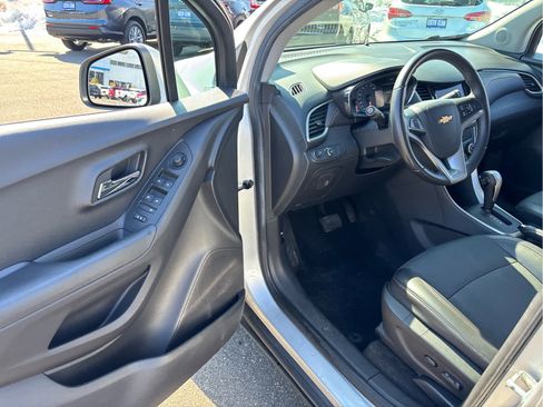 Used 2018 Chevrolet Trax LT w/ LT Convenience Package image 7
