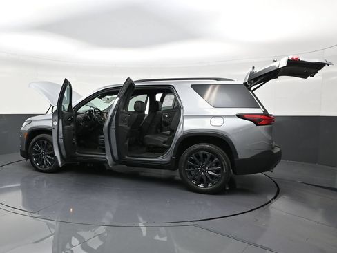 Used 2023 Chevrolet Traverse RS FWD image 28
