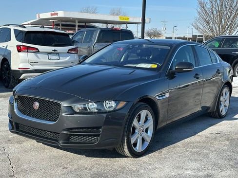 Used 2019 Jaguar XE Premium image 3