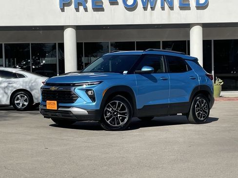 Used 2025 Chevrolet TrailBlazer LT image 2