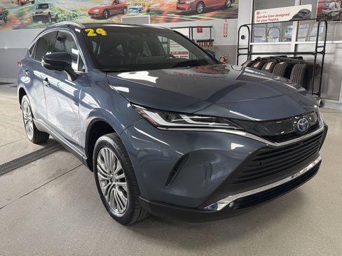 Used 2024 Toyota Venza Limited image 2