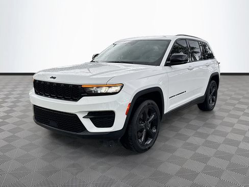 Used 2023 Jeep Grand Cherokee Altitude RWD image 3