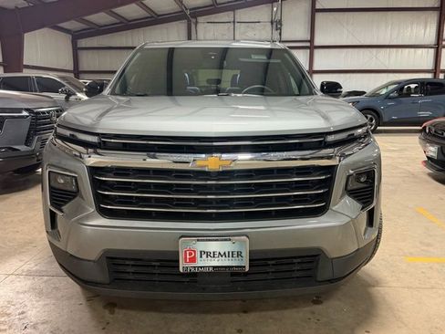 Used 2026 Chevrolet Traverse LT image 2