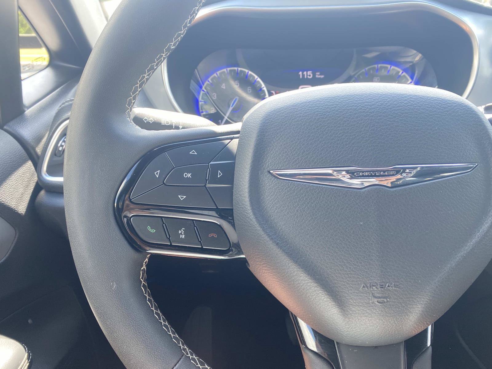 Used 2025 Chrysler Pacifica Limited FWD image 32