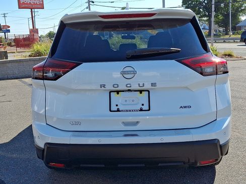 Certified 2025 Nissan Rogue SV image 5