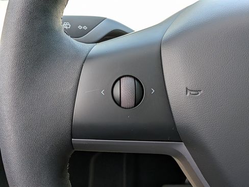 Used 2024 Tesla Model Y Long Range AWD/4WD image 25