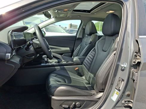 Used 2025 Hyundai Elantra Limited FWD image 13