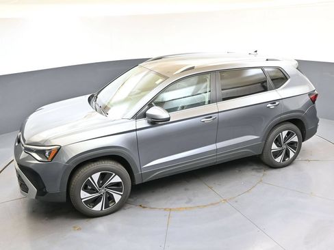 Used 2025 Volkswagen Taos SE AWD/4WD image 37