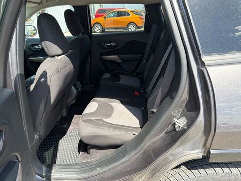 Used 2018 Jeep Cherokee Latitude AWD/4WD image 19