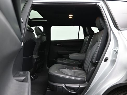 Used 2021 Toyota Highlander XSE FWD image 11