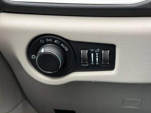 Used 2023 Chrysler Voyager LX FWD image 23