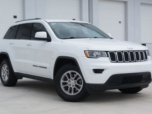 Used 2018 Jeep Grand Cherokee Laredo image 2