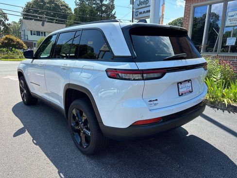 Used 2025 Jeep Grand Cherokee Altitude AWD/4WD image 4