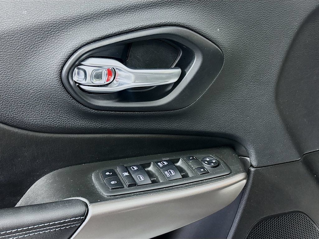 Used 2019 Jeep Cherokee Latitude Plus FWD image 18