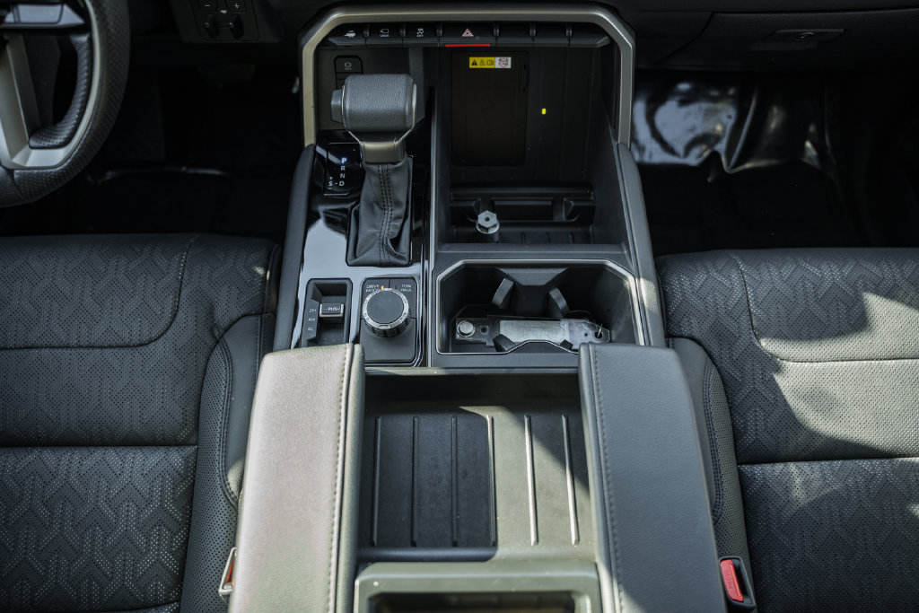 Used 2024 Toyota Tundra Limited AWD/4WD image 30