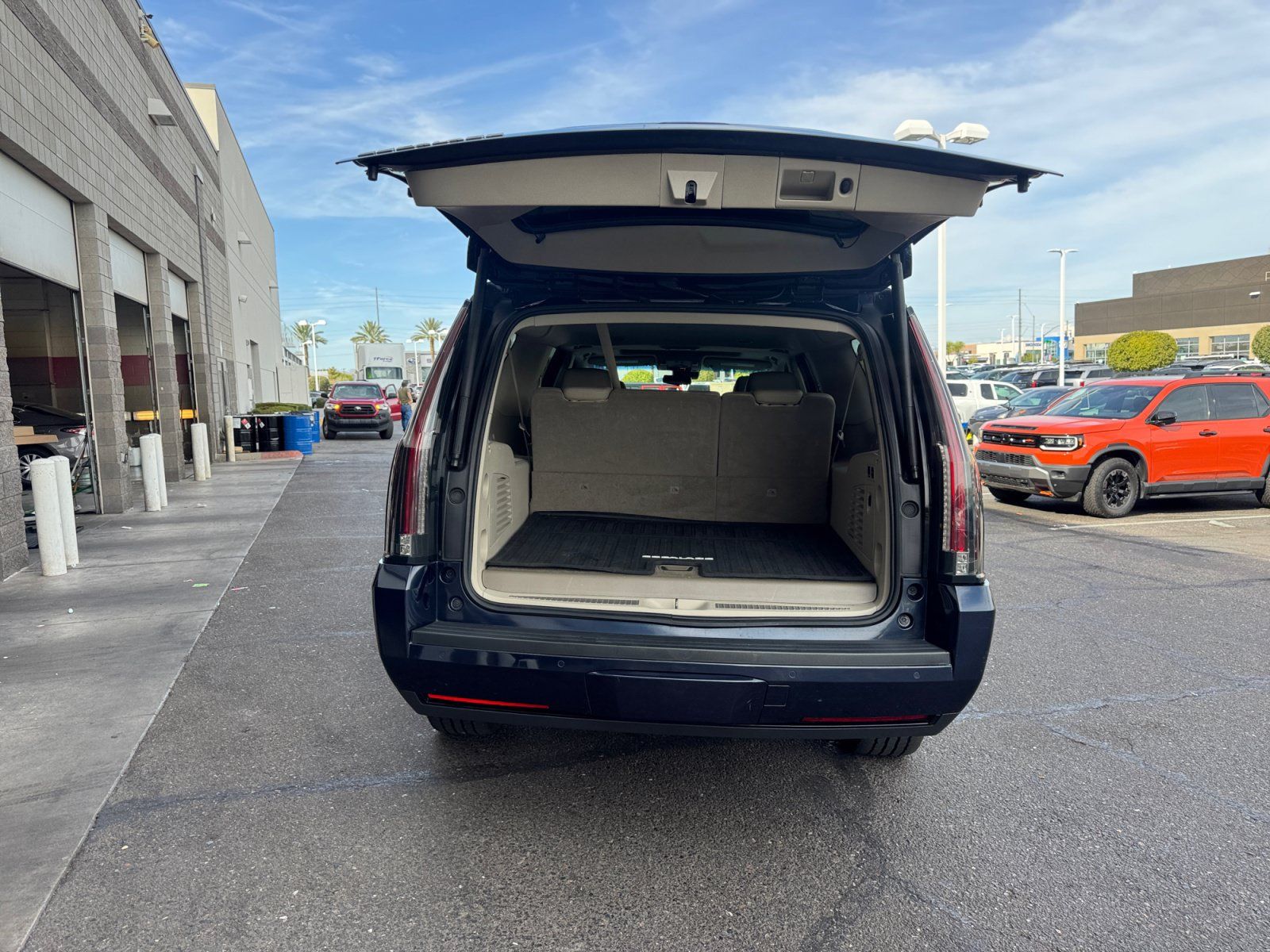 Used 2020 Cadillac Escalade ESV Luxury AWD/4WD image 34