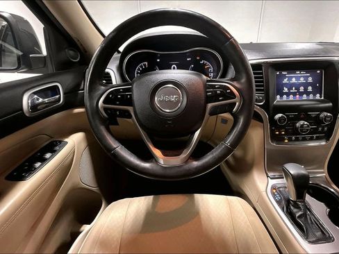Used 2019 Jeep Grand Cherokee Laredo AWD/4WD image 6