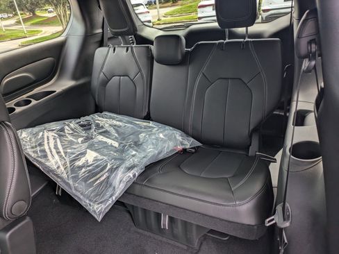 New 2026 Chrysler Pacifica Select FWD image 24
