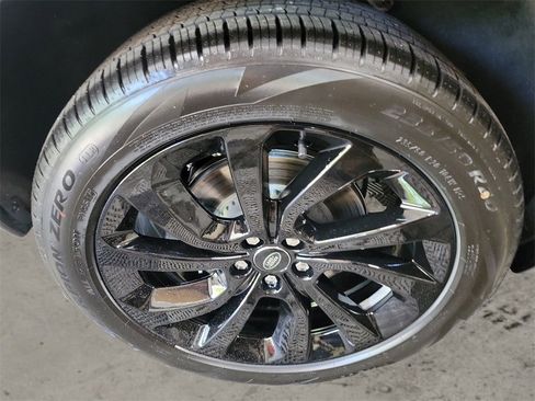 New 2024 Land Rover Discovery Sport Dynamic SE image 12