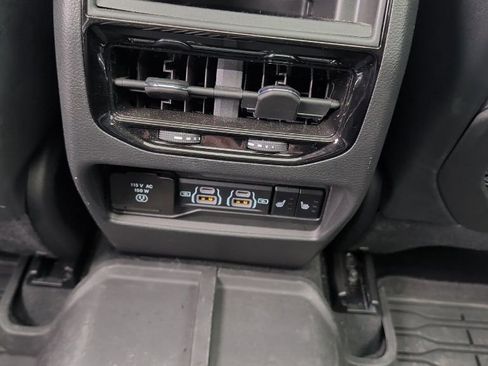 Used 2024 Jeep Grand Cherokee Limited w/ Luxury Tech Group II image 15