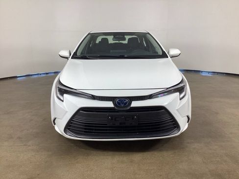 Used 2025 Toyota Corolla LE FWD image 3