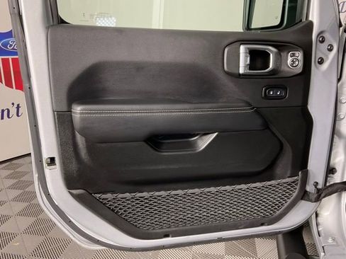 Used 2023 Jeep Wrangler Unlimited Sahara image 12