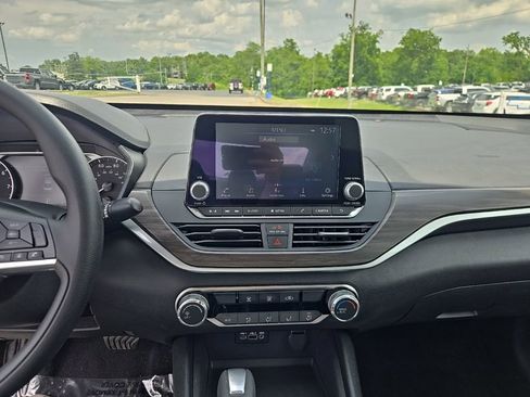 Used 2025 Nissan Altima 2.5 SV FWD image 8