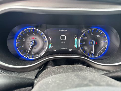 Used 2018 Chrysler Pacifica Limited image 10