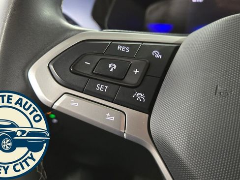 Used 2024 Volkswagen Taos SE image 11