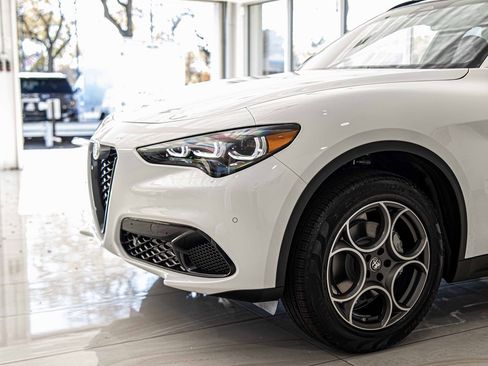 New 2025 Alfa Romeo Stelvio Sprint image 4