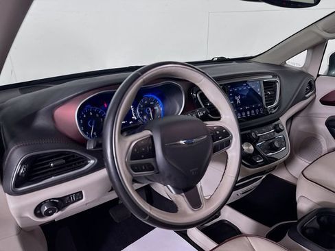 Used 2020 Chrysler Pacifica Limited FWD image 13