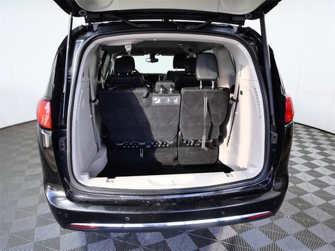 Used 2017 Chrysler Pacifica Touring-L w/ Tire & Wheel Group image 10