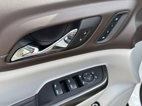 Certified 2023 GMC Acadia SLT w/ Technology Package AWD/4WD image 17