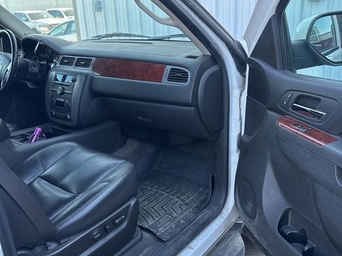 Used 2011 GMC Yukon XL SLT w/ SLT-2 Equipment Package AWD/4WD image 13
