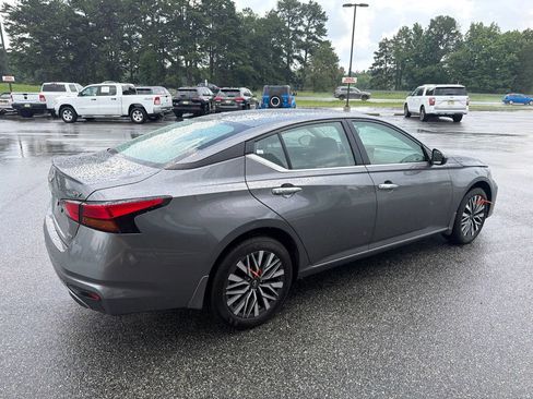 Used 2024 Nissan Altima 2.5 SV w/ SV Premium Package AWD/4WD image 10