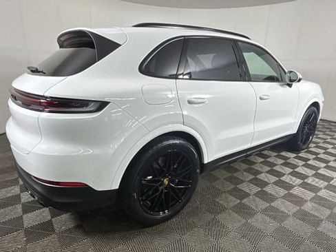 Used 2024 Porsche Cayenne AWD/4WD image 2